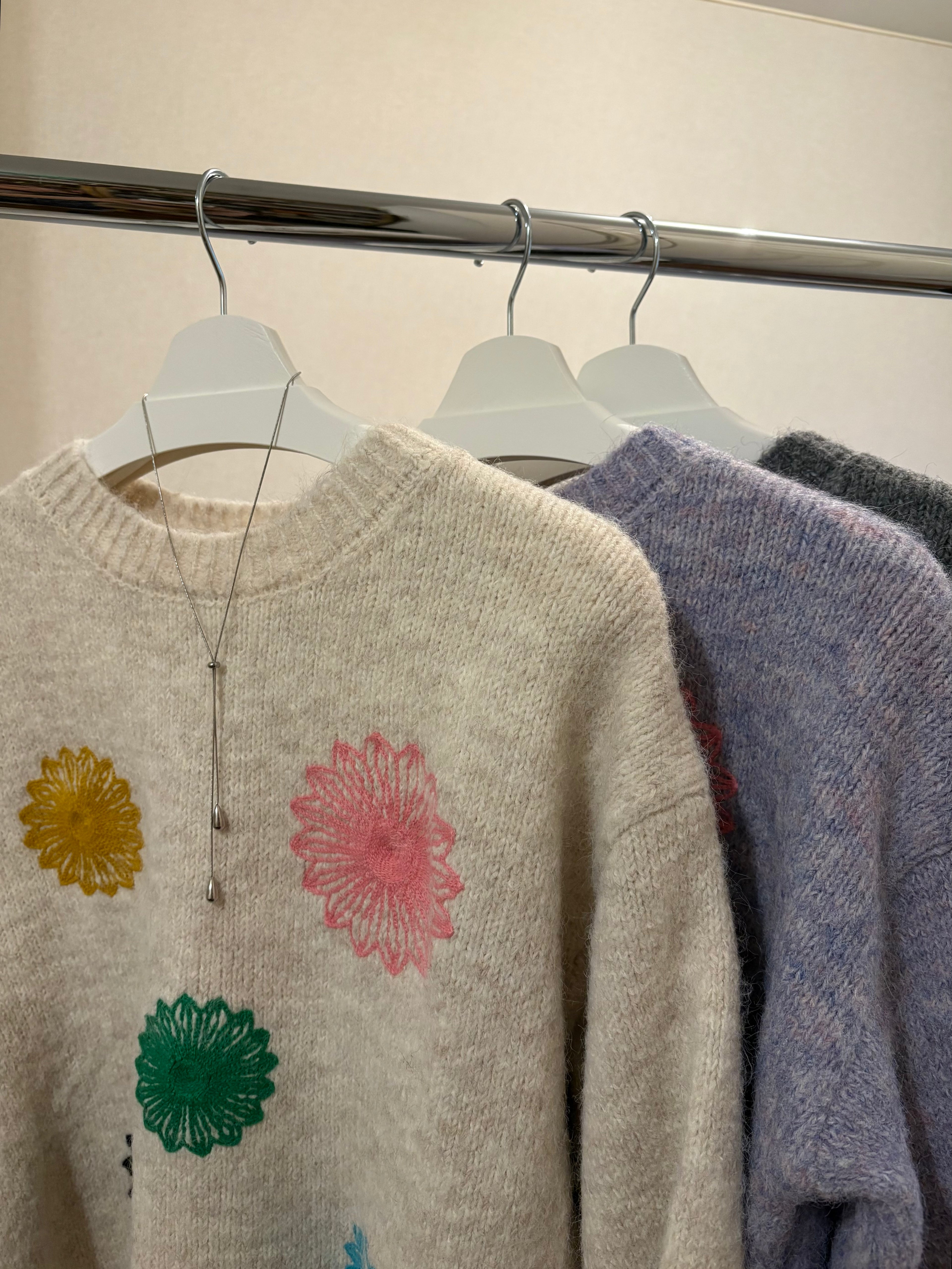 フラワー刺繍デザインニット_3色展開