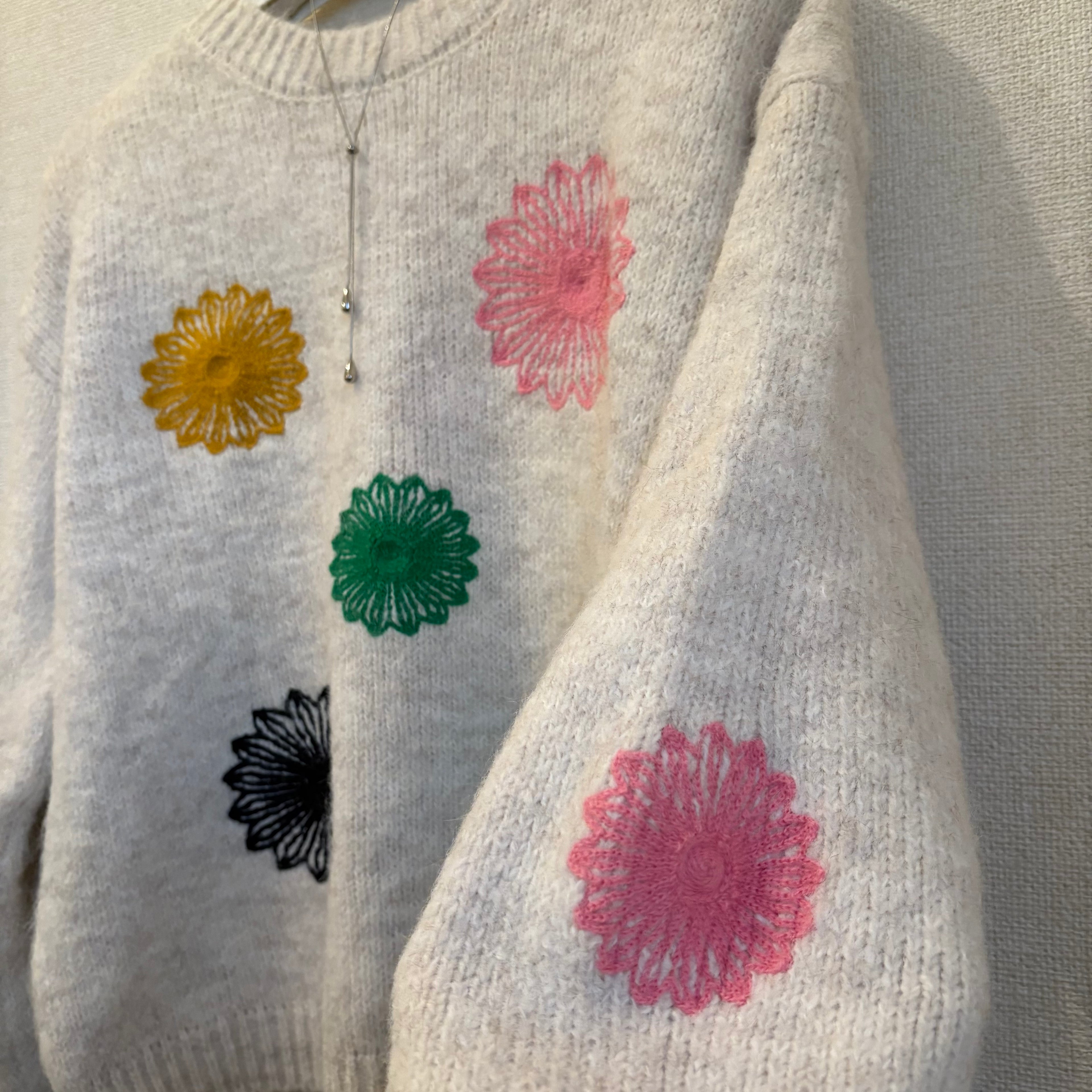 フラワー刺繍デザインニット_3色展開